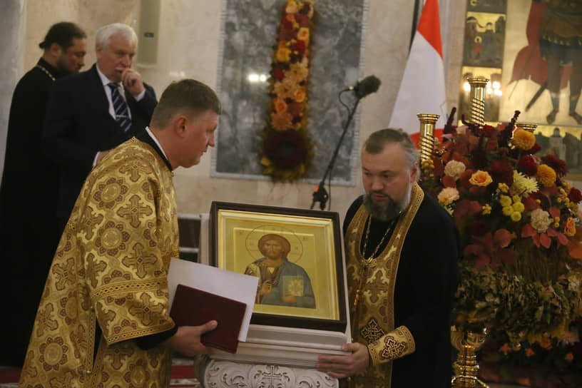 Икона Иисуса Христа в соборе
