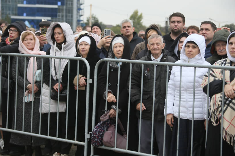 Собор не смог вместить всех прихожан, желающих посетить богослужение
