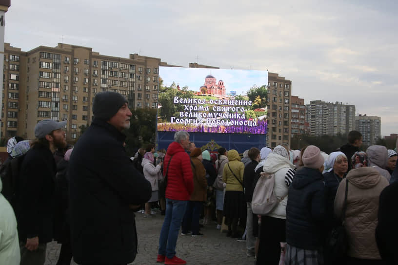 Для верующих велась трансляция богослужения на большом уличном экране
