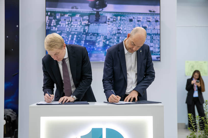 Коммерческий директор по развитию продуктового бизнеса НОТА Антон Спирин и директор управления операционных систем «Группы Астра» Михаил Геллерман
