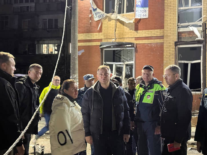 Губернатор Дона Юрий Слюсарь (в центре) возле одного из поврежденных домов в Батайске
