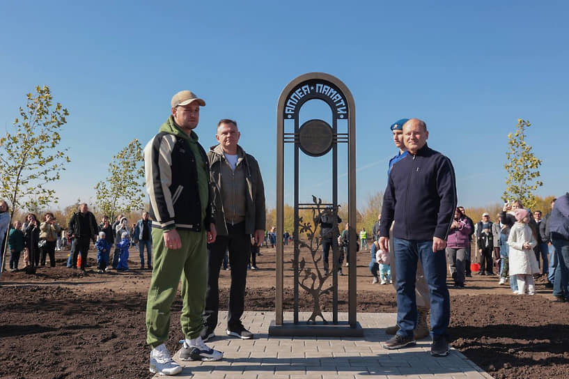 В микрорайоне Левенцовский Ростова-на-Дону состоялась закладка парка 80-летия Победы. Высадка деревьев проходила под руководством опытных дендрологов. Юрий Слюсарь вместе с главой города Александром Скрябиным, Героем России Андреем Манухиным и юнармейцем Алексеем Сауляком открыли памятный знак в честь закладки Аллеи памяти 