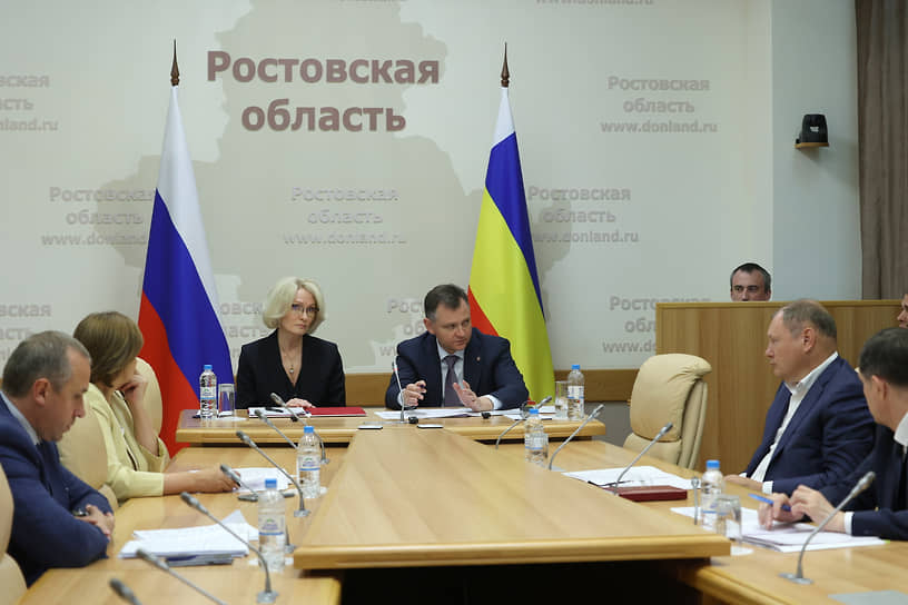 Юрий Слюсарь уделяет пристальное внимание работе ключевых предприятий региона: лично посещает их, информирует федеральный центр о мерах поддержки заводов. Так, понимая сложности, с которыми столкнулся «Ростсельмаш», глава региона провел серию совещаний, инициировал применение ряда новых мер 