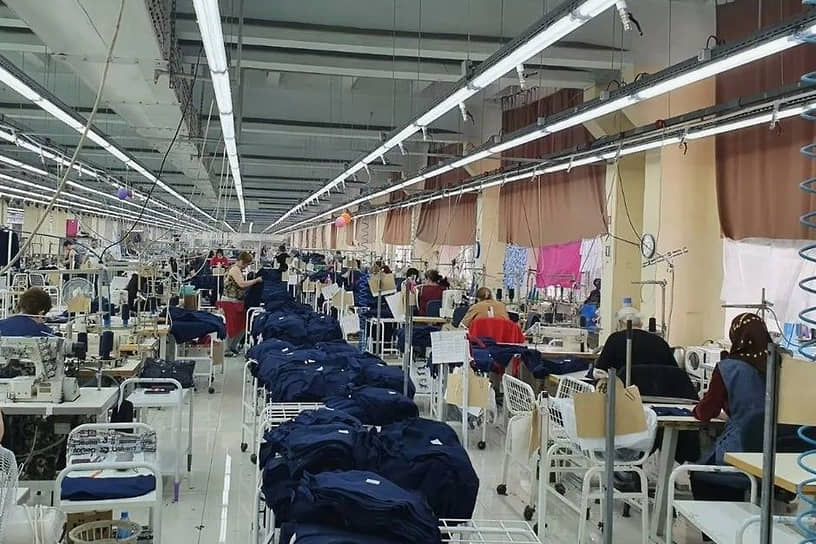 Работники трех закрывшихся в 2024 году в Ростовской области фабрик компании «Глория Джинс» смогли получить работу на других предприятиях легпрома 