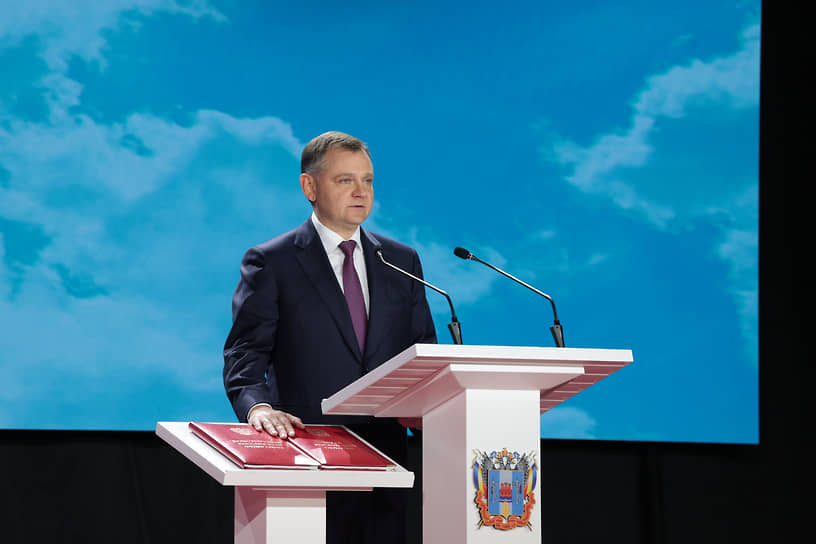 Торжественная церемония вступления Юрия Слюсаря в должность губернатора состоялась 19 сентября. Инаугурация проходила в КВЦ «ДонЭкспоцентр». Там собрались члены Совета Федерации, депутаты Госдумы РФ и Законодательного Собрания Ростовской области, представители федеральных и областных органов власти, духовенства, руководители предприятий и организаций, деятели науки. Всего — более 1 тыс. человек 