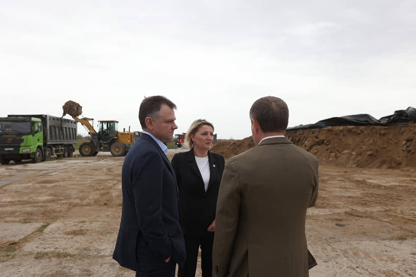 Серьезное внимание глава региона уделяет вопросам экологии. Так, по решению Юрия Слюсаря был полностью вывезен песок с мазутом с Семикаракорского полигона. Объект закрыли. Компания-арендатор «Южный город» была оштрафована
