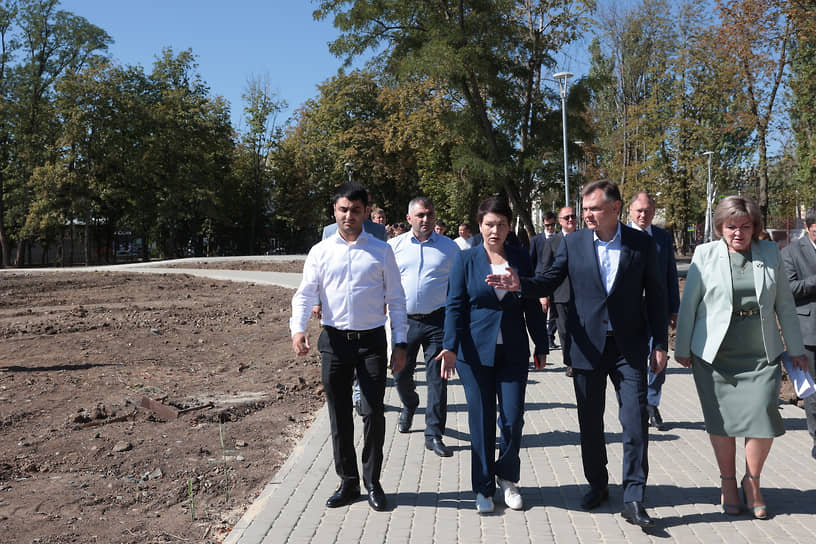 В городе Шахты, по поручению губернатора, пересматривается проект благоустройства Александровского парка в сторону восстановления исторического облика. В Ростове поручено перепроектировать незавершенное по вине подрядчика благоустройство парка Дружба, начата процедура расторжения договора аренды с недобросовестным арендатором парка Плевен, идут работы по воссозданию фонтана на площади им. Ленина
