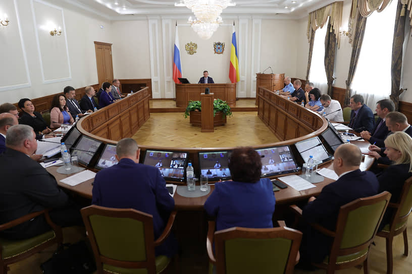 Проводится обновление контейнерного парка и площадок. Закуплено и установлено около 14 тыс. новых емкостей для твердых коммунальных отходов. «Чего хотят жители и требую я — это навести порядок в сфере ТКО. Площадки — важный элемент городской среды», — подчеркнул Юрий Слюсарь
