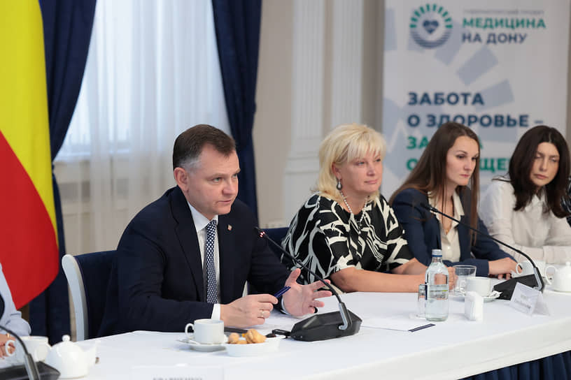 На Дону в 2025 году реализован проект «Поезд здоровья». Это выезды мобильных медицинских бригад. С конца апреля медики провели более 40 тыс. обследований, около 500 человек были экстренно госпитализированы. В составе «Поезда здоровья» работали 240 медицинских специалистов. «Медицине Дона нужна неотложная помощь. Продолжим проект, который отлично себя зарекомендовал. Спасены десятки жизней», — отметил Юрий Слюсарь
