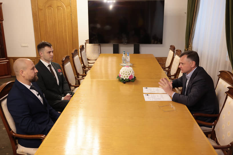 1 сентября 2025 года стартовала программа «Герои Дона» — региональный аналог президентского проекта «Время героев». «Герои Дона» включает наставничество со стороны губернатора, его замов, депутатов и глав муниципалитетов, образовательные модули и стажировку, а также последующее трудоустройство на госслужбу. Обучение начали 64 ветерана и участника СВО
