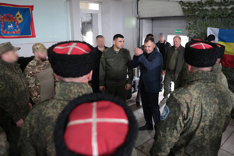 По поручению Юрия Слюсаря, для органов власти формируется кадровый резерв из числа участников программы «Герои Дона». Ветераны СВО привлекаются к патриотическому воспитанию молодежи и преподаванию в школах «Основ безопасности и защиты Родины»
