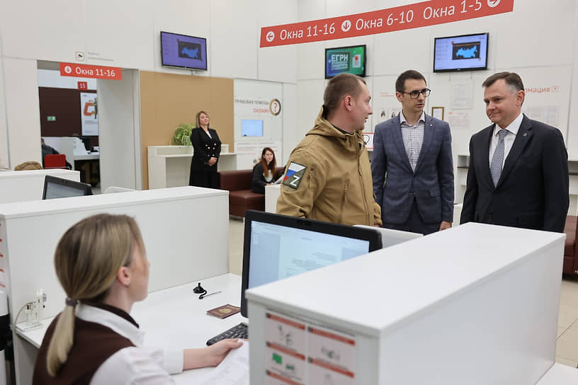 В МФЦ запущен принцип «одного окна». Опыт Ростовской области признан успешным на федеральном уровне. Президент РФ поручил тиражировать его в других регионах. Опыт Дона уже переняли 11 субъектов России. В Ростовской области более 3 тыс. заявителей уже воспользовались услугой, оформлено свыше 2 тыс. мер поддержки
