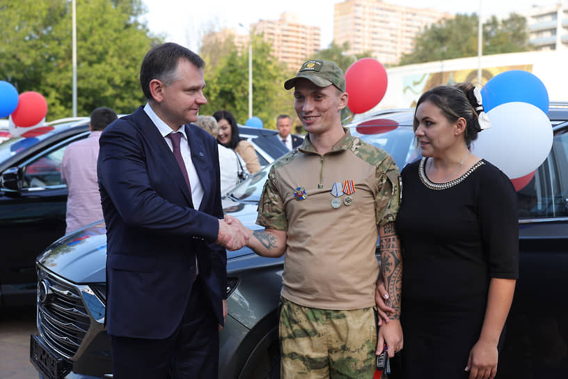 Ветеранам СВО с инвалидностью переданы автомобили с ручным управлением. В автошколах региона компенсируются 50% стоимости обучения для вдов участников СВО
