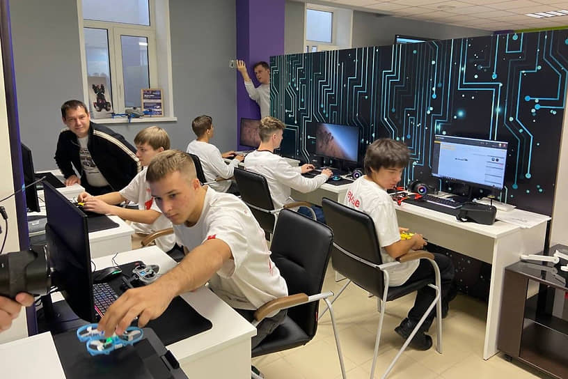 Развивается сеть центров #ДонМолодой. Они уже работают в Ростове и Шахтах, планируются в других городах области. Регион — лидер в РФ по количеству направлений молодежной политики
