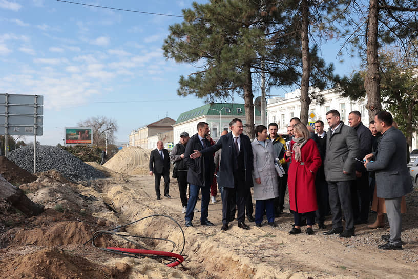 Юрия Слюсаря возмутил факт вырубки на одной из центральных аллей Новочеркасска 30 здоровых сосен. Глава региона ввел правило: теперь спиливать деревья выше 1,8 м в ходе благоустройства можно только с письменного разрешения губернатора
