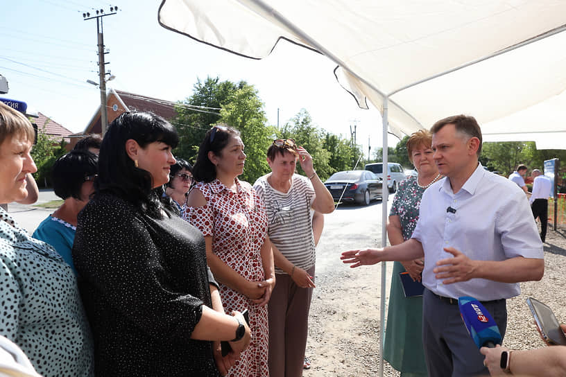 В 2025 году в регионе успешно реализуется программа «Сделаем вместе»: всего — более 200 инициатив. Среди них, например, казачий этнопарк в Новочеркасске, освещение улиц, благоустройство пляжей. На 2026 год будет направлено 500 млн руб. Еще 500 млн руб. будет направлено на обустройство детских площадок
