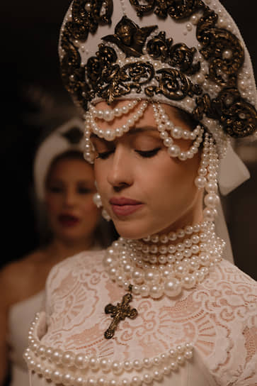 Создавая новые коллекции, дизайнеры учли и растущий интерес к кокошнику