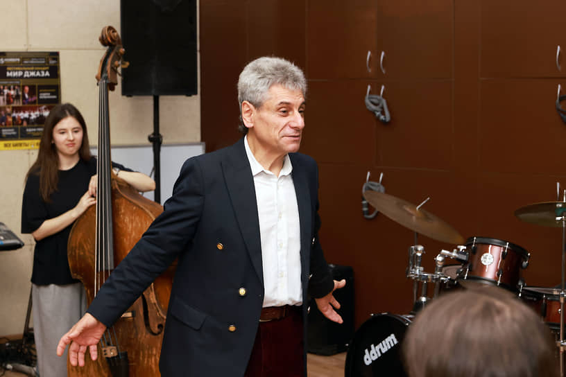 Со словами напутствия к молодым музыкантам обратился художественный руководитель конкурса Адам Терацуян
