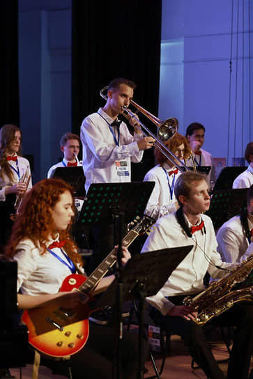 В рамках юбилейного конкурса и фестиваля свою программу представил Джазовый оркестр Ростовского колледжа искусств под руководством Адама Терацуяна
