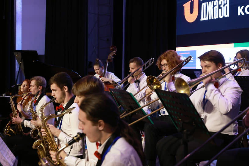 В рамках юбилейного конкурса и фестиваля свою программу представил Джазовый оркестр Ростовского колледжа искусств под руководством Адама Терацуяна
