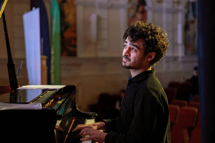 Участники конкурса должны знать джазовую классику, владеть инструментом, импровизировать, чувствовать ритм. Во время очных прослушиваний конкурсанты демонстрировали эти навыки, выступая в номинациях «фортепиано», «гитара», «ударные», «труба/тромбон», «контрабас» и «саксофон»
