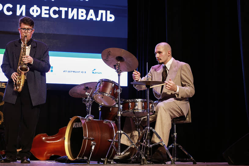 Участники конкурса должны знать джазовую классику, владеть инструментом, импровизировать, чувствовать ритм. Во время очных прослушиваний конкурсанты демонстрировали эти навыки, выступая в номинациях «фортепиано», «гитара», «ударные», «труба/тромбон», «контрабас» и «саксофон»
