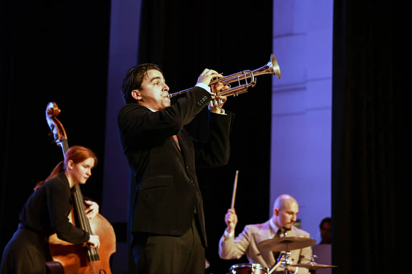 Участники конкурса должны знать джазовую классику, владеть инструментом, импровизировать, чувствовать ритм. Во время очных прослушиваний конкурсанты демонстрировали эти навыки, выступая в номинациях «фортепиано», «гитара», «ударные», «труба/тромбон», «контрабас» и «саксофон»
