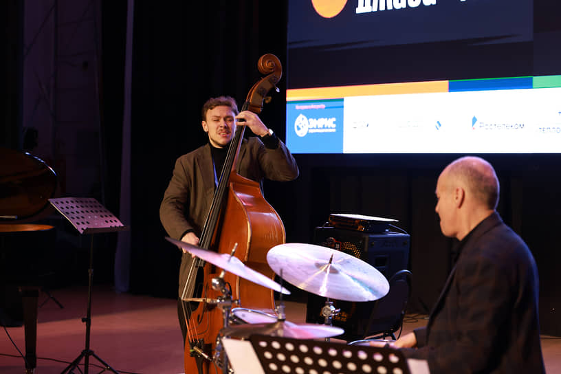 Участники конкурса должны знать джазовую классику, владеть инструментом, импровизировать, чувствовать ритм. Во время очных прослушиваний конкурсанты демонстрировали эти навыки, выступая в номинациях «фортепиано», «гитара», «ударные», «труба/тромбон», «контрабас» и «саксофон»
