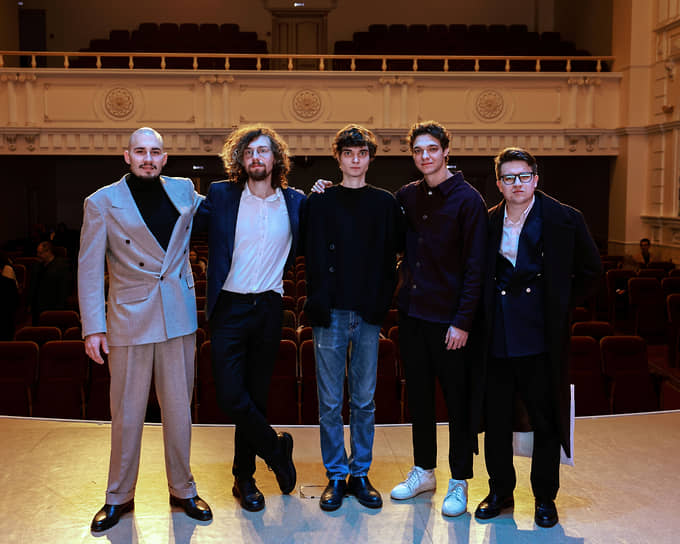 Лучшими из лучших члены жюри признали (слева — направо) Ивана Чагу (барабаны), Эдуарда Риккера (гитара), Матвея Михеева (саксофон) и Ария Самойленко (саксофон; крайний справа)
