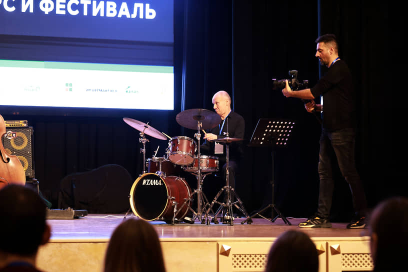 Важными пунктами в программе юбилейного конкурса-фестиваля были мастер-классы звезд российского и мирового джаза. Так, своим опытом с более молодыми коллегами поделился Олег Бутман — российский и американский джазовый барабанщик, композитор и продюсер

