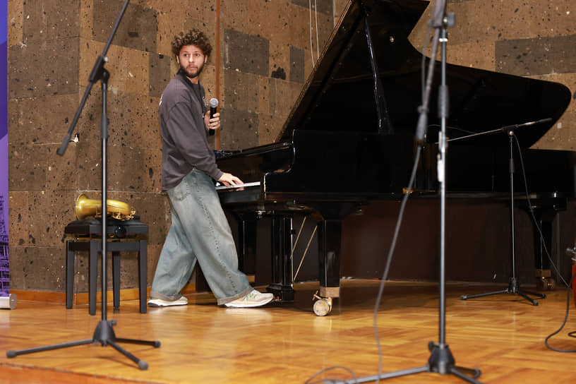 Другой член жюри — саксофонист Олег Остапчук на своем мастер-классе наглядно продемонстрировал, что настоящий джазовый музыкант должен владеть не одним, а несколькими инструментами
