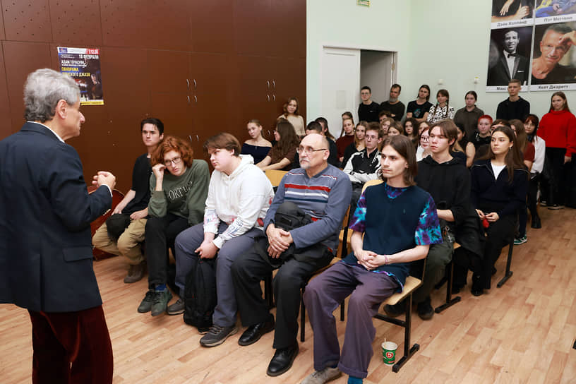 На своем мастер-классе контрабасист Адам Терацуян подчеркнул: «За годы существования конкурс открыл много талантов, и теперь они работают в джазовых коллективах по всей стране».
