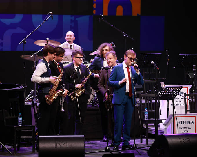 Пианист, джазовый импровизатор и певец Олег Аккуратов исполнил знаменитые композиции под аккомпанемент победителей юбилейного конкурса-фестиваля
