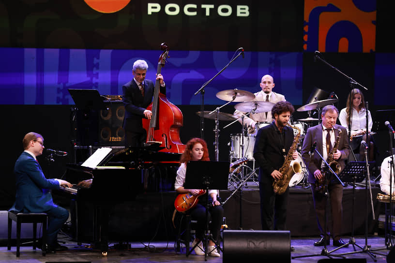 Члены жюри — Адам Терацуян (контрабас), Олег Остапчук (саксофон) и Игорь Бутман (саксофон) — во время гала-концерта доказали: они могут не только квалифицированно судить молодых музыкантов, но и виртуозно «давать джазу»
