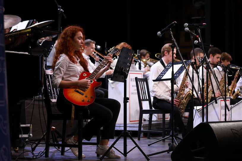 Гала-концерт в театре драмы им. Максима Горького начался с выступления Джазового оркестра Ростовского колледжа искусств