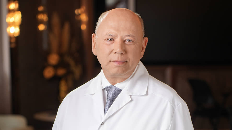 Олег Кочмала — офтальмохирург, основатель сети глазных клиник «Ирис», заслуженный врач РФ, доктор медицинских наук и член Европейского общества катарактальной и рефракционной хирургии
