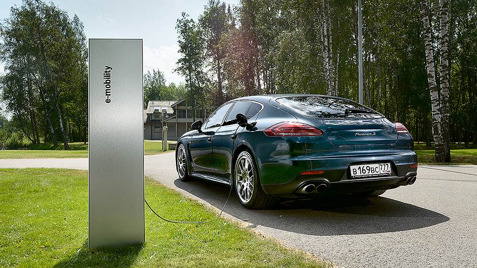 Российский климат приходится учитывать, и у Panamera S E-Hybrid предусмотрены специальные режимы для движения при низких температурах. В частности, подогрев батареи и начало движения на бензиновом двигателе. Зарядка 
на открытом воздухе возможна при температурах до минус 25 градусов.