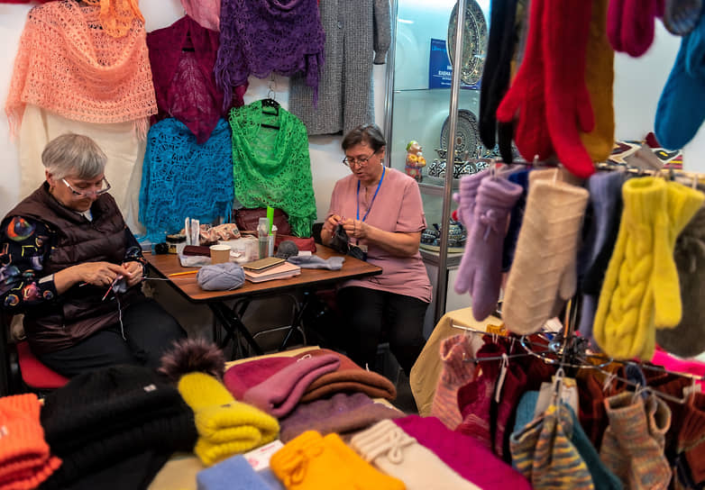  В проекте Babushka Wear участвуют почти 40 пенсионерок из Ростовской области и Кабардино-Балкарии, умеющие вязать шапки, шоперы и др. вещи