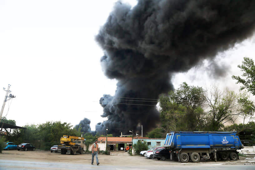 Пожарные продолжают тушить крупный пожар в Самаре