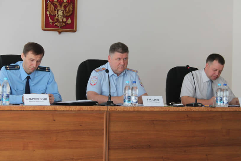 Андрей Гусаров, бывший начальник МУ МВД РФ «Сызранское» (в центре)