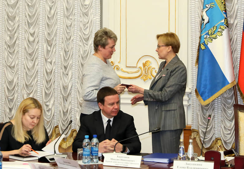 Глава Самары Елена Лапушкина (справа)официально представила Елену Чернегу (слева) главой департамента образования в марте 2019 года