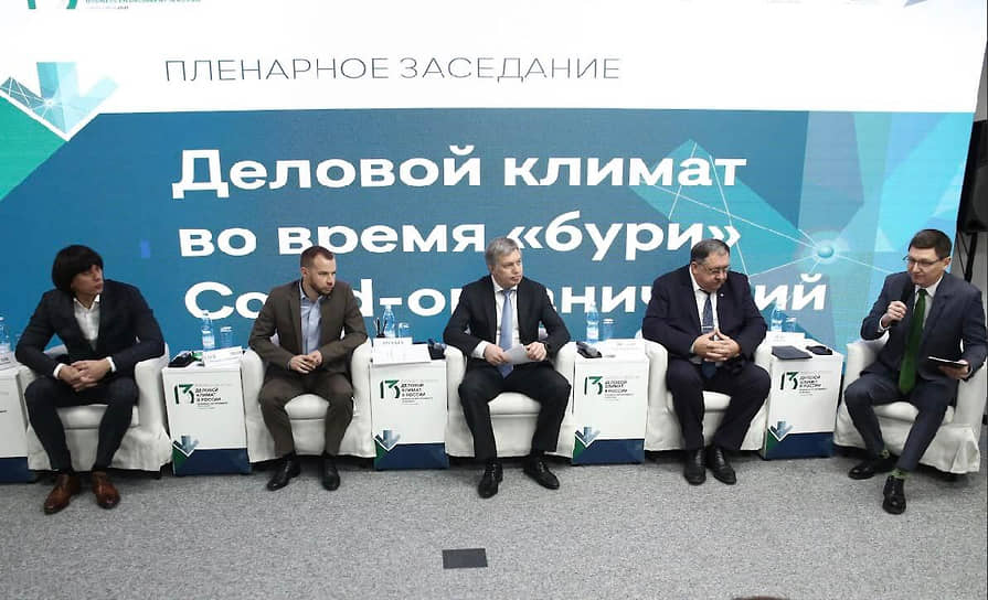 Губернатор Ульяновской области Алексей Русских (в центре) объявил о переходе от безусловных мер поддержки бизнеса 