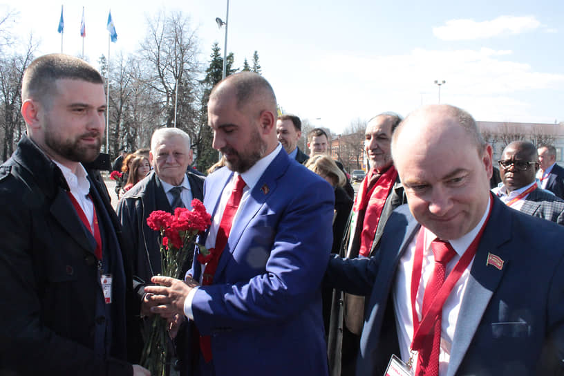В прошлом «правая рука председателя» Сергей Малинкович (справа) закрывает Максиму Сурайкину проход в заксобрание Ульяновской области