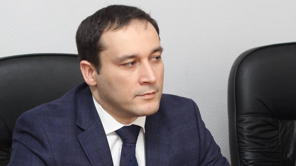 По данным следствия, Асланбек Майрамукаев потребовал от директора компании передать ему взятку за организацию заключения договоров на поставку медицинского оборудования на сумму более 147 млн рублей