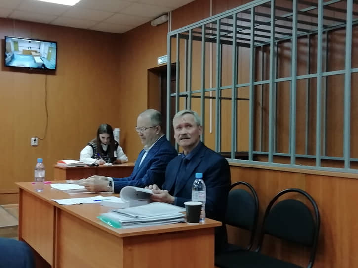 Сергей Курков (в центре) вину не признает и считает, что в отношении него совершена провокация