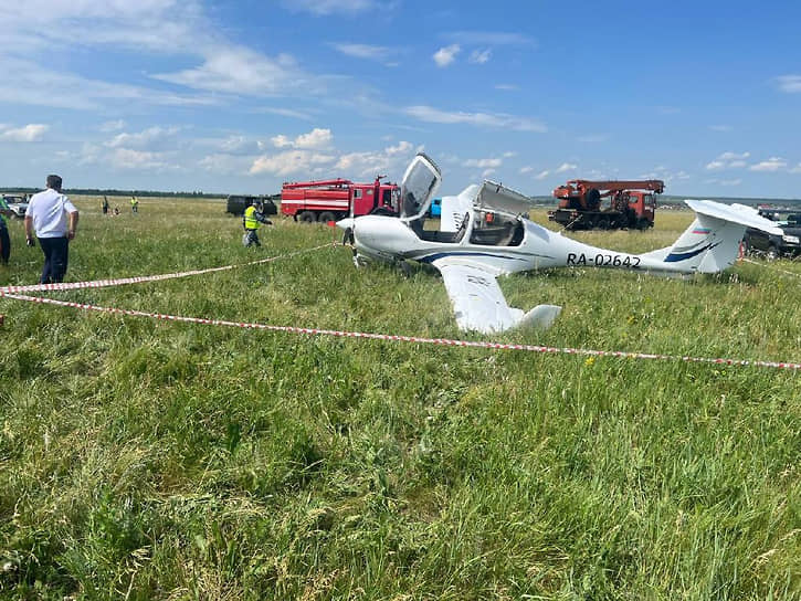 По неизвестным причинам самолет во время посадки развернуло на 180 градусов и выбросило за пределы ВПП