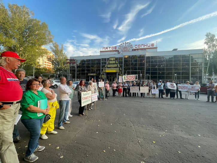 Приглашенные представители власти на митинг не пришли