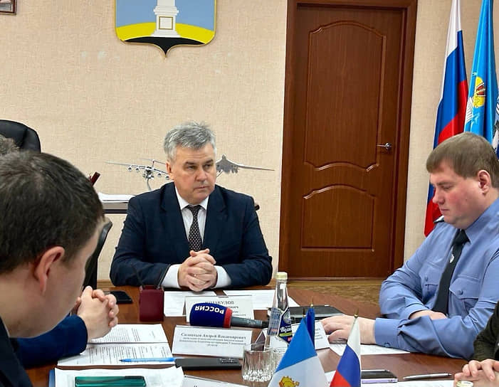 Наиль Юмакулов (в центре) считает, что "надо разбираться с подчиненными". 
