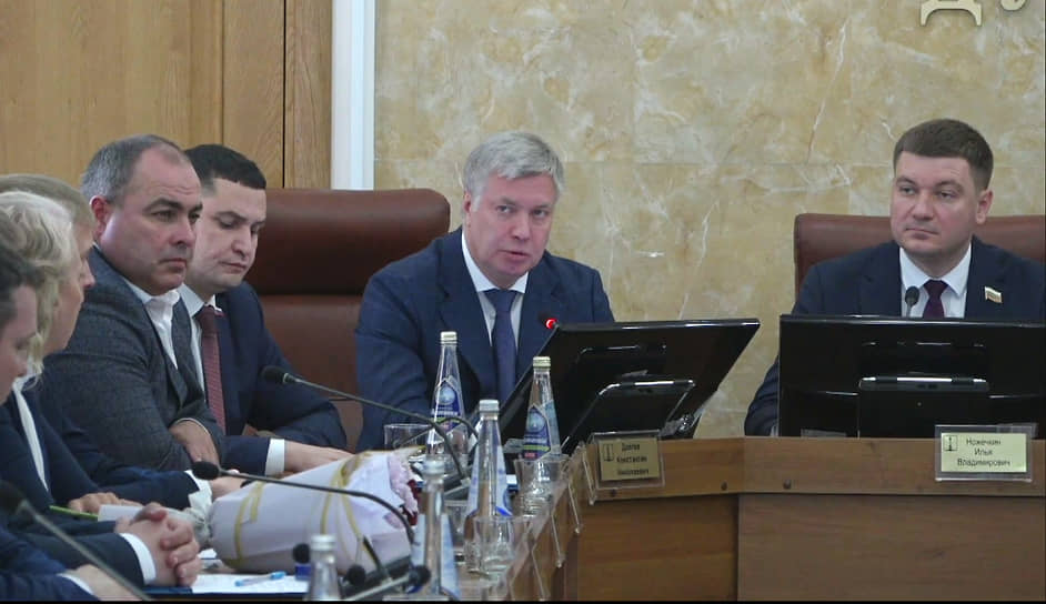 Губернатор Алексей Русских (в центре) выступил перед новым составом гордумы с напутствием
