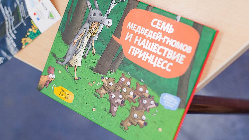 «У меня есть комиксы в которых нет ничего кроме картинок. И их могут понять все без перевода. И это здорово. Можно конечно написать историю с текстом, и это займёт несколько страниц, но нужно ли это делать когда можно просто нарисовать? Текст осложняет, утяжеляет историю, а рисунок - это универсальный язык, который мы учим с детства, вот почему я выбрал именно комиксы».